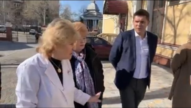 Одесса в полной "готовности": волонтеры сбились с нога, обеспечивая медиков, а губернатор умыл руки