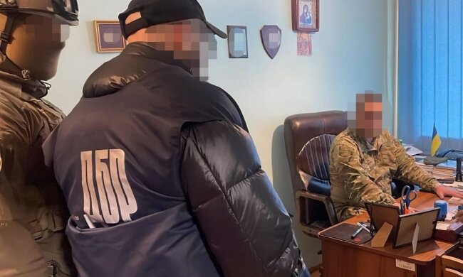 В ГБР поймали сотрудника ТЦК на взятках - кровать в долларах и слитках золота