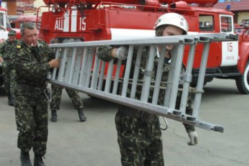 Под Киевом отец пытался прыгнуть с крыши с 3-летней дочкой на руках