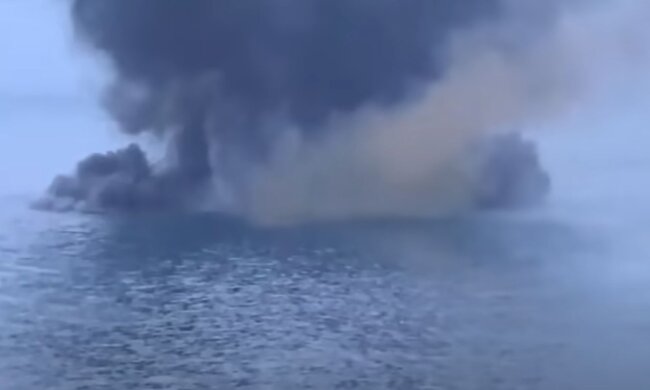 Дым от попадания в российский корабль. Фото: скриншот YouTube-видео