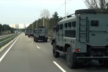 В Киеве блокпосты усилены бронеавтомобилями. Фото: скрин YouTube