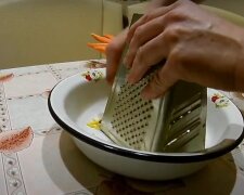 Приготування салату. Фото: скріншот YouTube