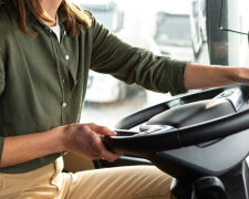 В Украине женщины переквалифицируются в типичные "мужские" профессии. Фото: Скрин YouTube