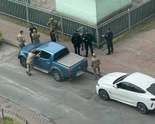 Після мобілізації до ТЦК чоловік вилетів із третього поверху - наслідки серйозні