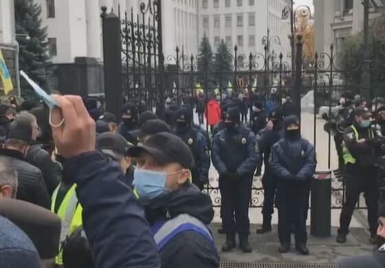 Протест под зданием Рады. Фото: скриншот Youtube-видео