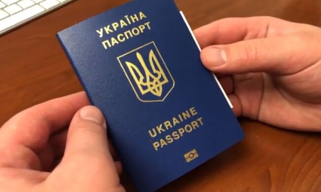 Загранпаспорт. Фото: скриншот YouTube-видео