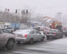 Пробки на дороге из-за снегопада. Фото: скриншот YouTube-видео