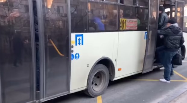 Киев закрывает пассажирские перевозки. Фото: youtube