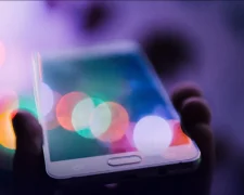 Смартфони та ноутбуки на полицях магазину