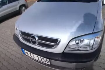 Украинцам начнут раздавать "евробляхи" бесплатно. Фото: скриншот YouTube