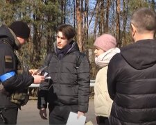 Перевірка документів. Фото: скриншот Youtube-відео