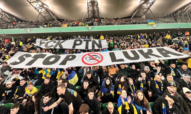 Болельщики устроили перформанс на матче украинской сборной с плакатами против путина и лукашенко