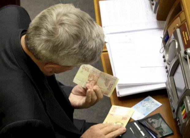 Порошенко и Луценко учатся быть нищими: опубликованы зарплаты нардепов за октябрь