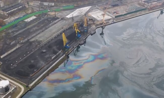 Разлив нефтепродуктов. Фото: Youtube