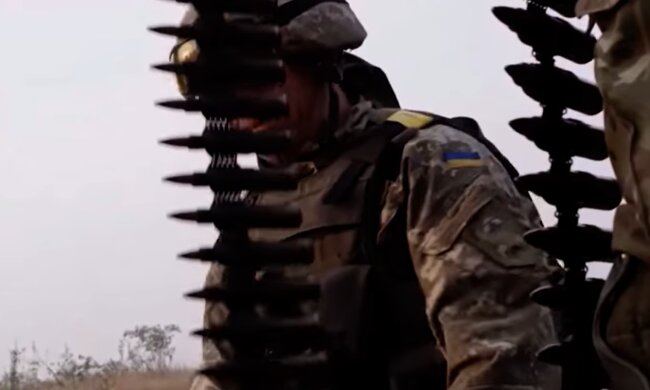 Украинский военный на Донбассе.  Фото: скриншот YouTube-видео