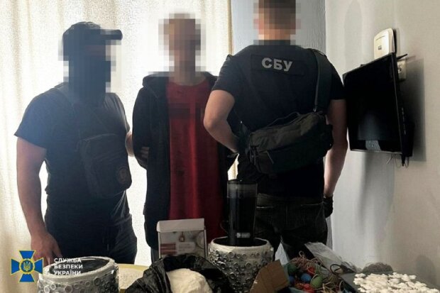 Вилучена вибухівка та докази у справі агента фсб, затриманого СБУ в Харкові