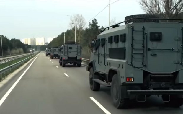 В Киеве блокпосты усилены бронеавтомобилями. Фото: скрин YouTube