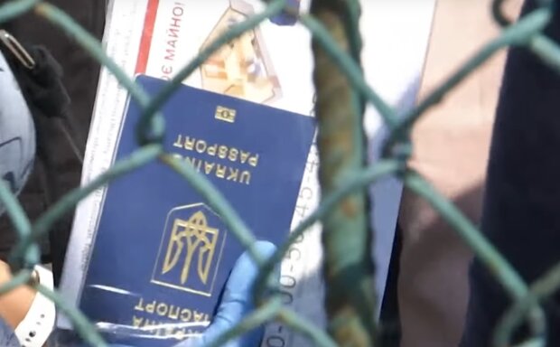 Закордонний паспорт. Фото: скріншот YouTube-відео