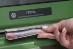 Деньги из банкомата. Фото: скриншот YouTube-видео