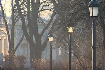 В столичном парке установили фонари,купленные по завышенной цене. Фото: YouTube