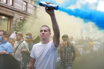 Киев колотит: тысячи людей заблокировали центр города, повсюду горят файеры – что-то назревает