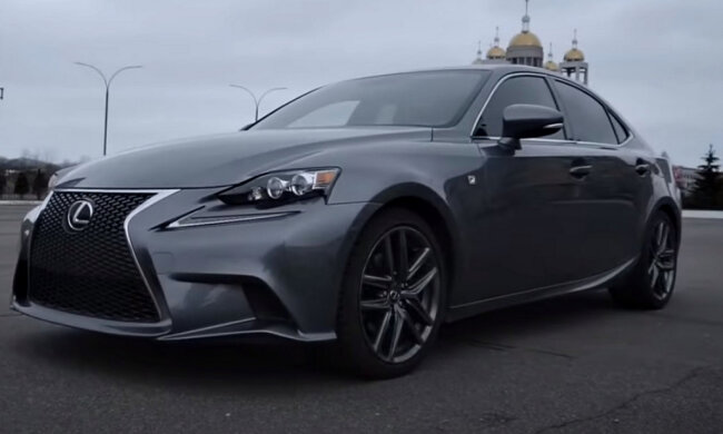 Lexus IS. Фото: скріншот YouTube-відео.
