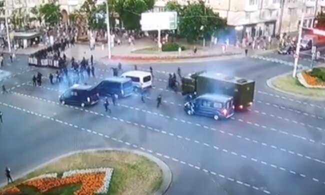 Выстрелы и крики: солдаты пустили в ход оружие