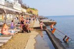 Люди загорають.  Фото: скріншот YouTube-відео