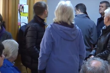 Черги. Фото: YouTube, скрін