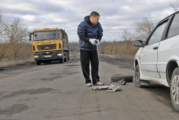 Бунт украинских водителей: начали «сбивать» деньги за ямы на дорогах. Пошла волна?!