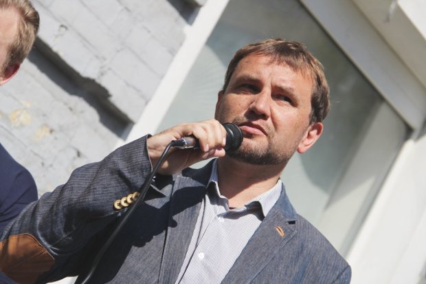 Вятрович не выдержал и обрушился с критикой на президента. Говорит, Зеленский нарушил Конституцию!