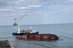 Эпопея с танкером Delfi: к перевернутому судну подогнали кран, вся Одесса замерла в ожидании