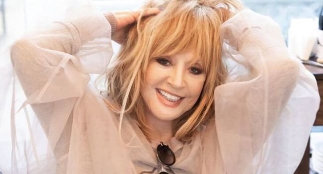 Бабушка или библиотекарь: Алла Пугачева удивила всех своим новым фото в очках