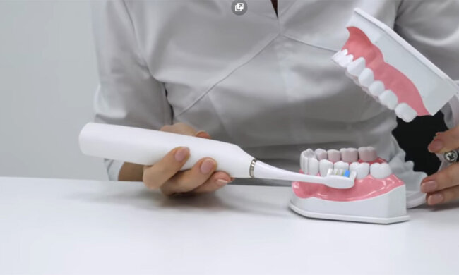 Зубы, зубная щетка. Фото: youtube.com
