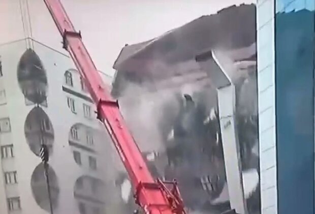 Будинок впав у прямому ефірі в Туреччині. Фото: скріншот YouTube-відео
