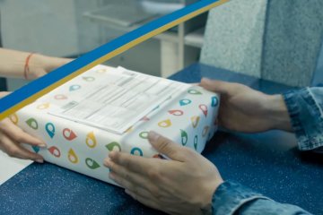 "Укрпошта" займется доставкой лекарств. Фото: скрин YouTube