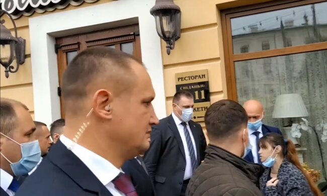 Журналистку оттеснили от президента Украины после вопроса о тюрьме