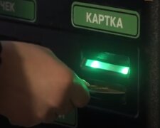 Банкомат ПриватБанку. Фото: скріншот YouTube-відео