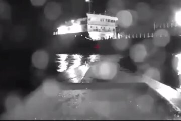 Найпотужніші удари безпілотників по кримському мосту: знищено найбільший танкер окупантів. Фото, відео