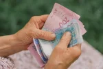 Пенсіонер з гривнями — доплата 40% до пенсії за довідкою