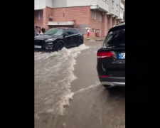 Дика негода затопила вулиці Києва - відео масштабного НП