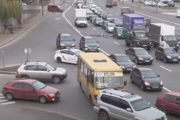 Машины на дороге. Фото: скриншот YouTube-видео