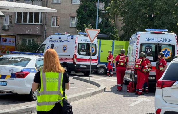 В Черкассах мужчина с оружием захватил Макдональдс - видео