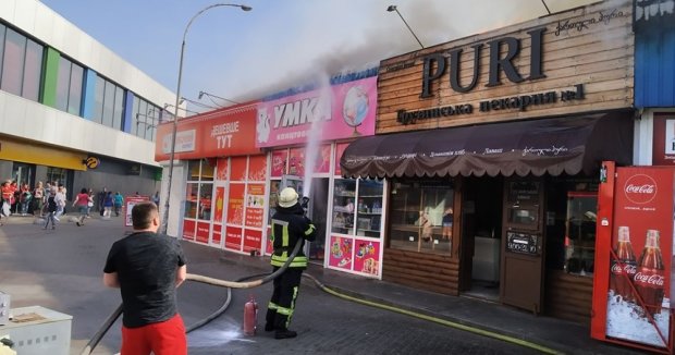 В Киеве произошел пожар: Огонь вспыхнул моментально, все в дыму. Подробности масштабного пожара.