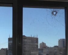 В Днепре жители жалуются на стрелков, которые разбивают окна: "А если бы в человека"