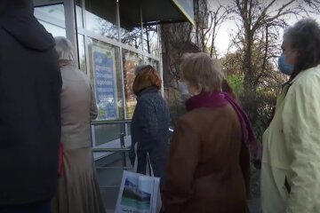 ПФУ примусово переказує виплати до "Ощадбанку": пенсіонерам розповіли, що робити