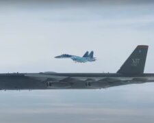 Американские стратегические бомбардировщики В-52Н снова в украинском небе. Фото: скриншот видео