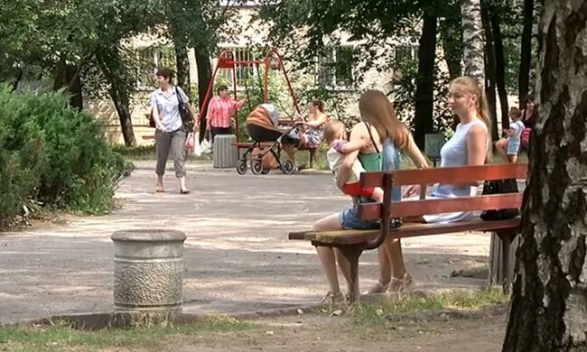 Мами з дітьми на вулиці. Фото: скріншот YouTube-відео