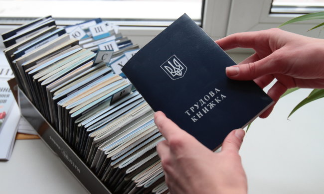 Трудовые книжки останутся в прошлом: в Кабмине рассказали, как подтвердить стаж