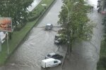 Засыпало льдом, затопило улицы, деревья летели вниз: в Днепре непогода парализовала город